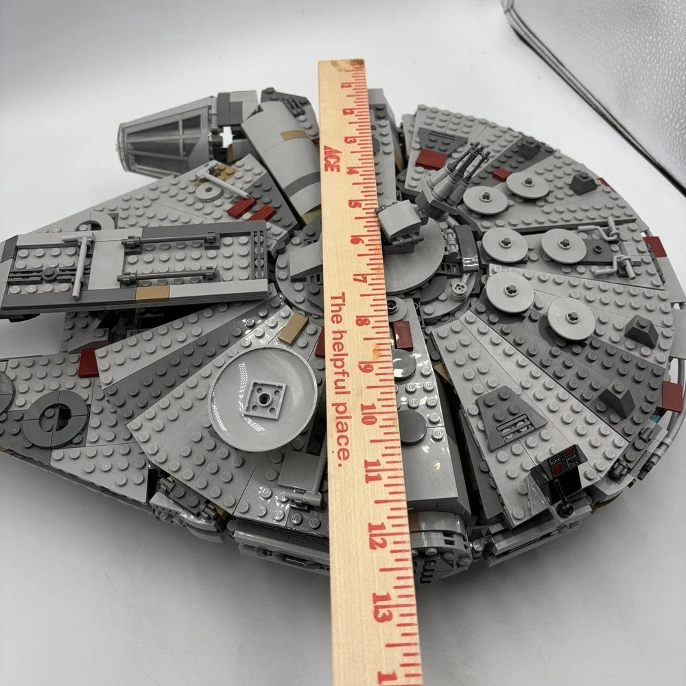 LEGO Star Wars: Millennium Falcon (75257) Built Set W 2  Mini Figs